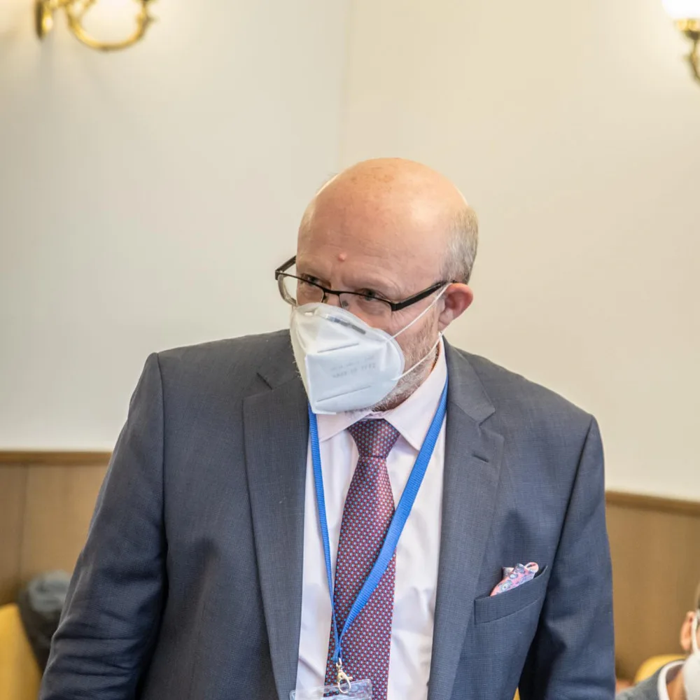 Vláda oznámila covidová opatření, třetí dávka bude i pro třicátníky