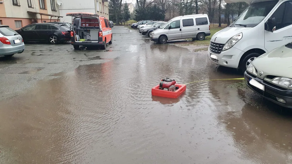 Na některých řekách stále platí povodňová aktivita. Hasiči museli odčerpávat vodu ze sklepů i parkoviště