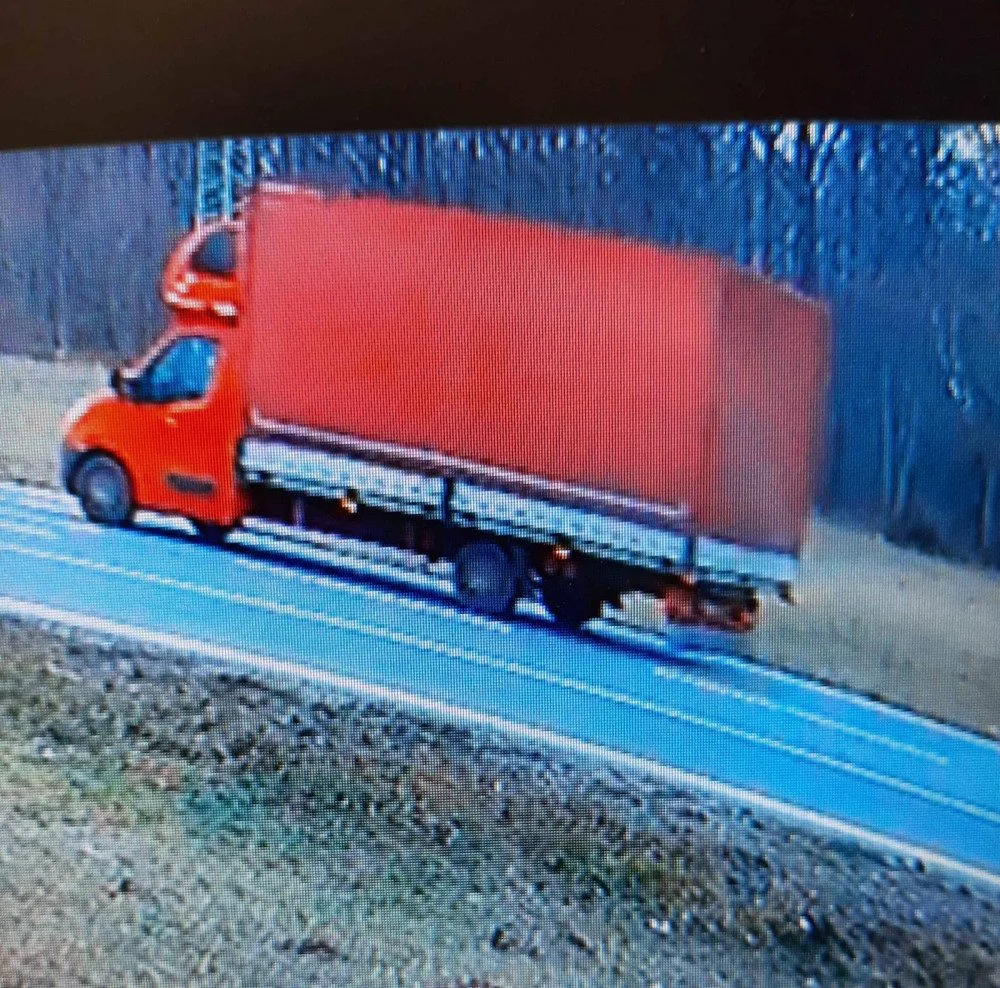 Pozor na zmrazky na střeše auta. Odlétávající kusy ledu zavinily nehodu na Rychnovsku
