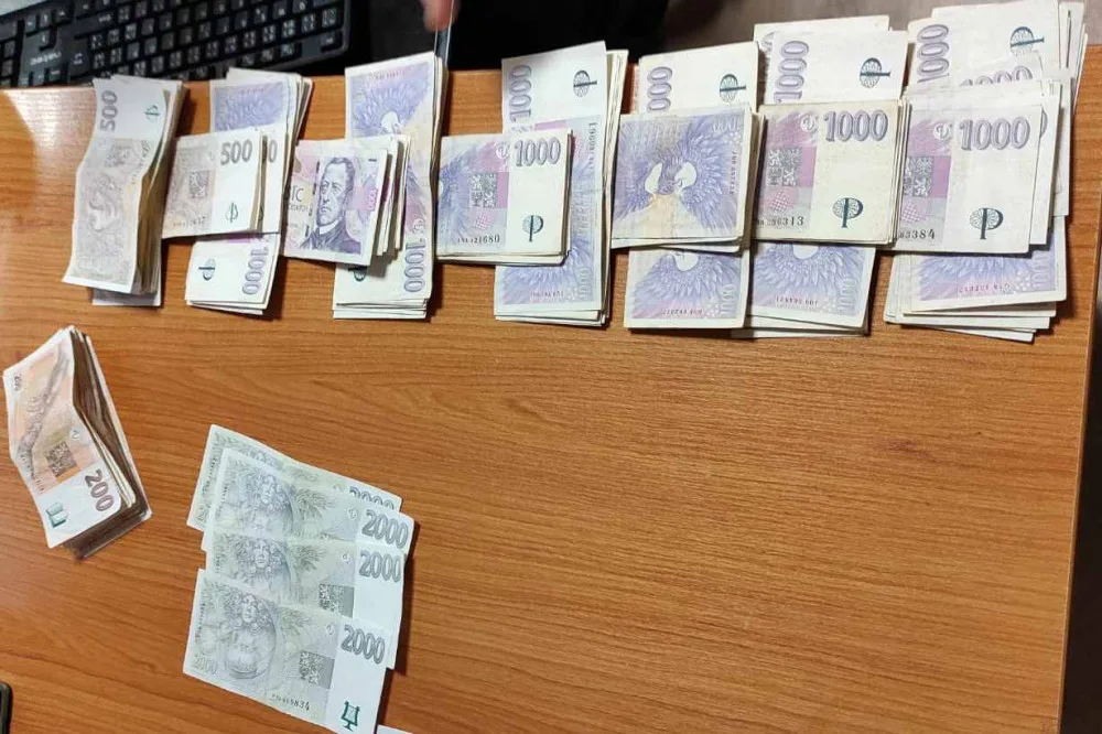 Bankomat na Rychnovsku chrlil hromadu peněz. Kolemjdoucí nasbíral bezmála 150 tisíc korun