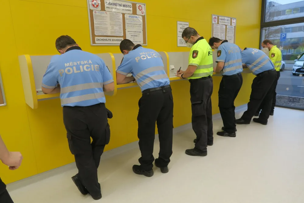 Hradečtí strážníci darovali krev. Chtějí tak motivovat veřejnost a pomoct nemocnici