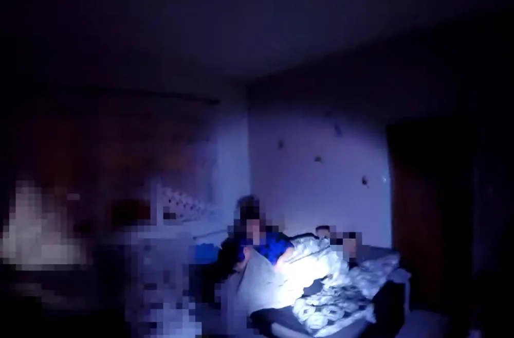 Zásahovka si došla pro dealera drog na Náchodsku. Doslova ho vytáhli z postele, kde byl s přítelkyní
