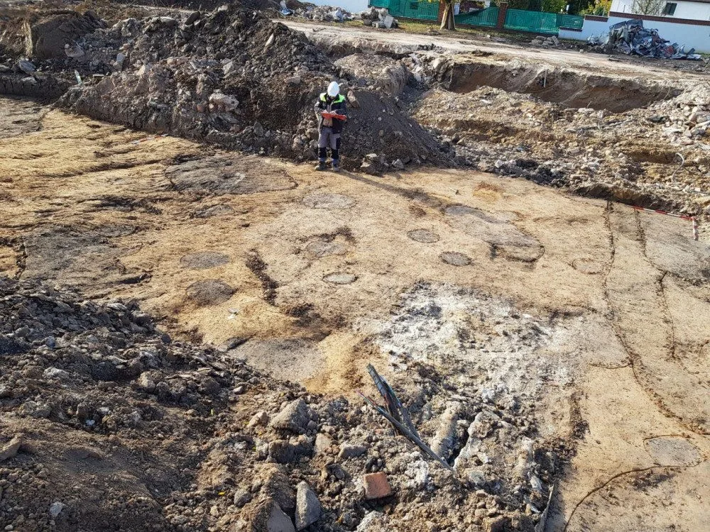 Nový pavilon jičínské nemocnice bude stát na historickém pohřebišti. Archeologové našli několik vzácných artefaktů