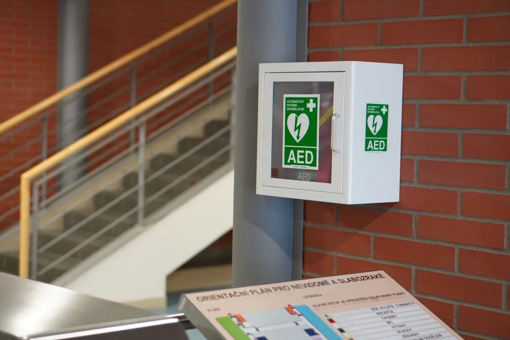 AED - tři písmena, která zachraňují životy. Automatický externí defibrilátor má nově i Univerzita v Hradci Králové