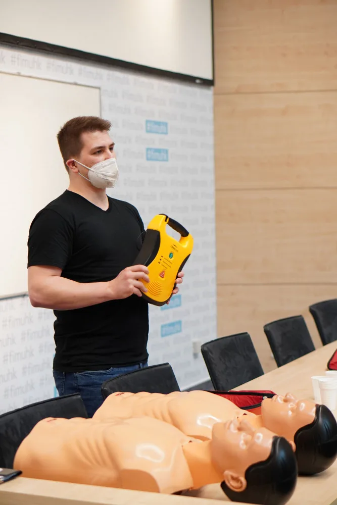 AED - tři písmena, která zachraňují životy. Automatický externí defibrilátor má nově i Univerzita v Hradci Králové