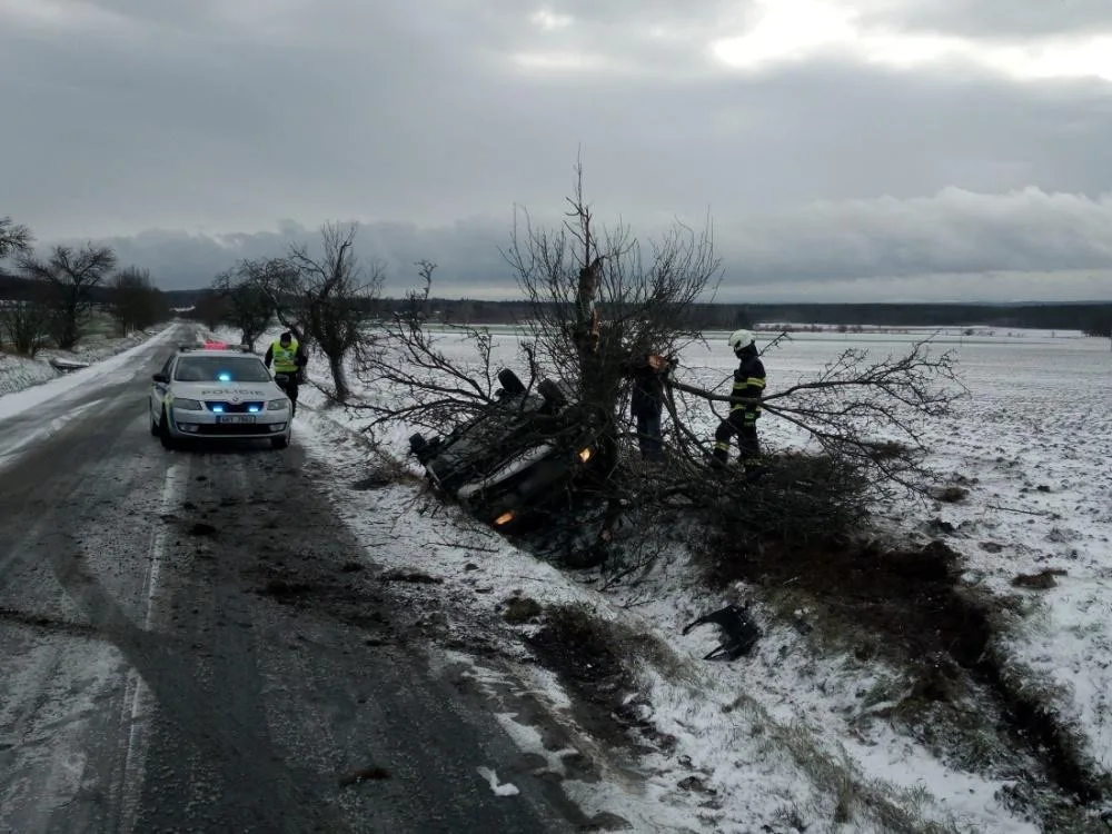 Kvůli sněhu měli hasiči plné ruce práce. Počasí komplikovalo především dopravu
