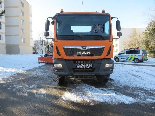 Sypač srazil seniorku na chodníku, skončila v nemocnici. Policie hledá svědky nehody