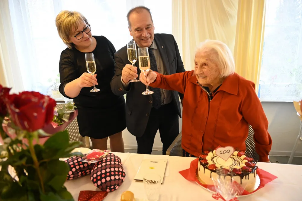 Primátor se nechal vyfotit v domově důchodců bez respirátoru. Sundali jsme ho jen na přípitek, tvrdí politik