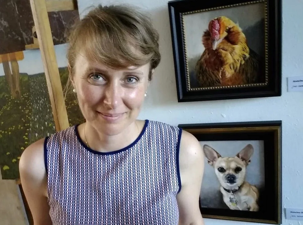 Malířka Kateřina Šotolová se svými obrazy