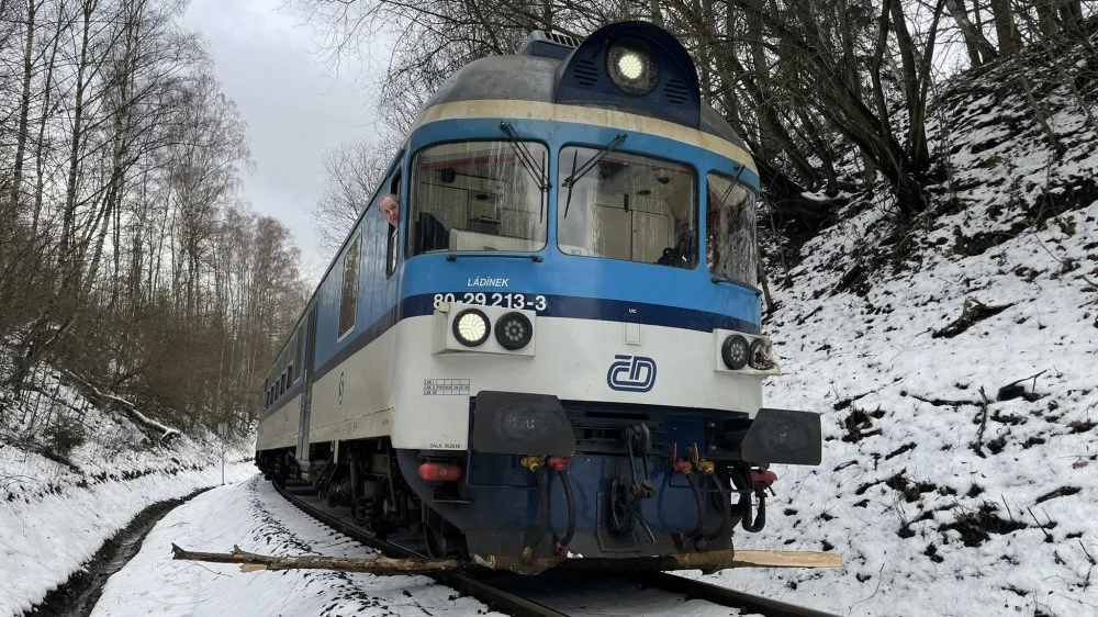Na Náchodsku vlak narazil do stromu. Cestující vystoupili a došli na zastávku