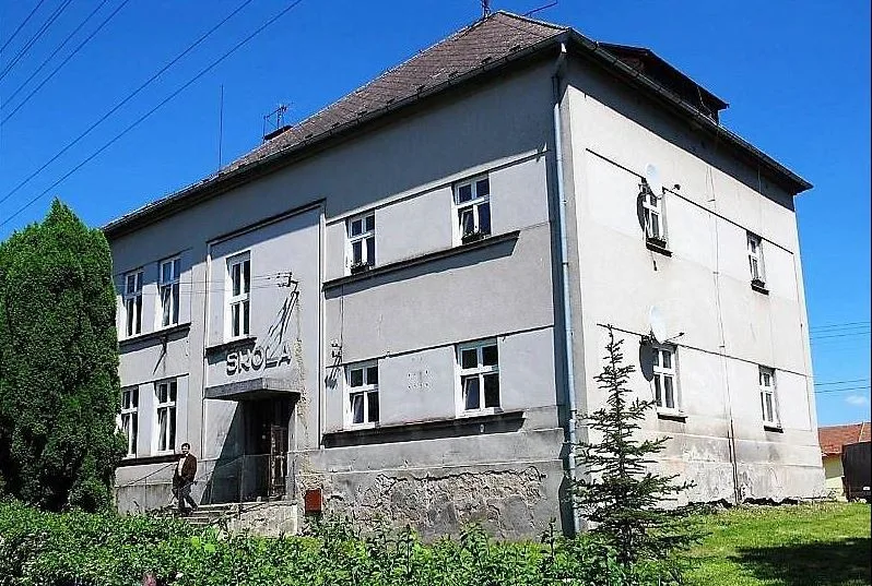 Bývalá škola v Popovicích dostane novou střechu. Konat se pod ní budou kulturní akce