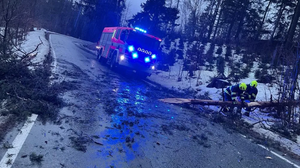Hradecký kraj potrápil silný vítr. Domácnosti jsou bez proudu, Sněžku zasáhl orkán