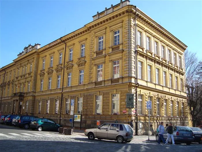 Základní školu Husova v Jičíně čeká rekonstrukce. Dostane nová okna i fasádu