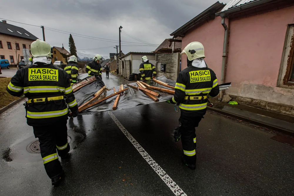 Hradeckým krajem se prohnala vichřice. Napáchala statisícové škody