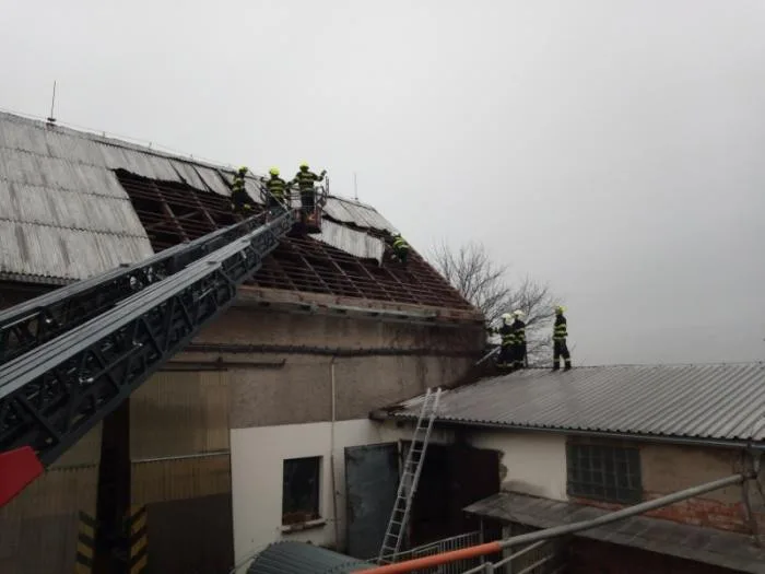 Vítr zaměstnával hasiče i o víkendu. Zdemolovaná chatka i nehoda osobního vlaku