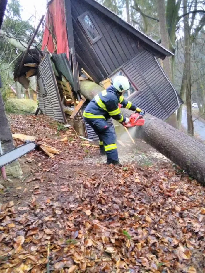 Vítr zaměstnával hasiče i o víkendu. Zdemolovaná chatka i nehoda osobního vlaku