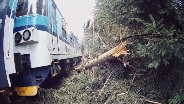 Vítr zaměstnával hasiče i o víkendu. Zdemolovaná chatka i nehoda osobního vlaku