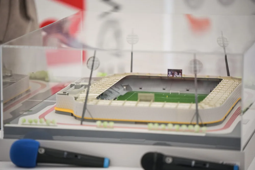 Dnes začala stavba nového fotbalového stadionu v Hradci Králové. První změny uvidí lidé v březnu