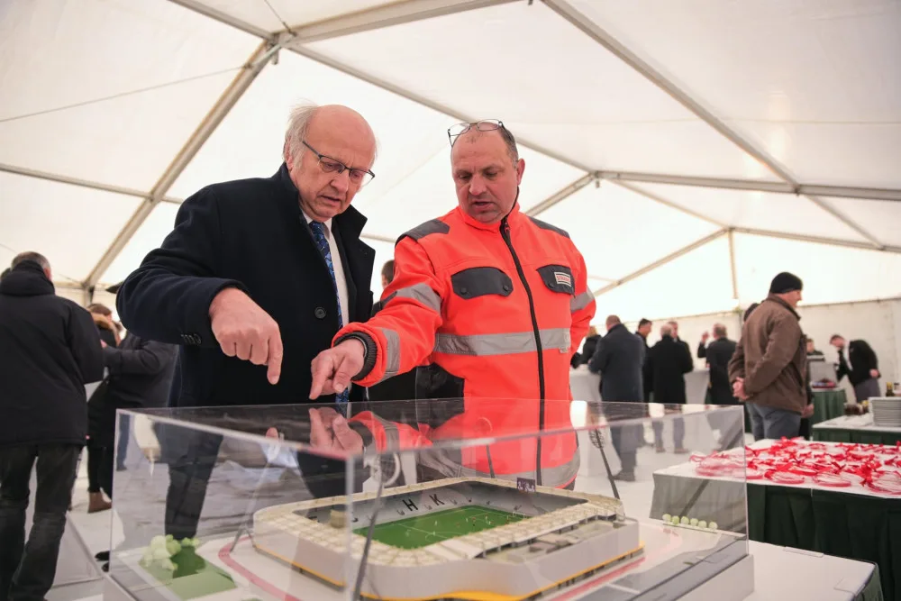 Dnes začala stavba nového fotbalového stadionu v Hradci Králové. První změny uvidí lidé v březnu