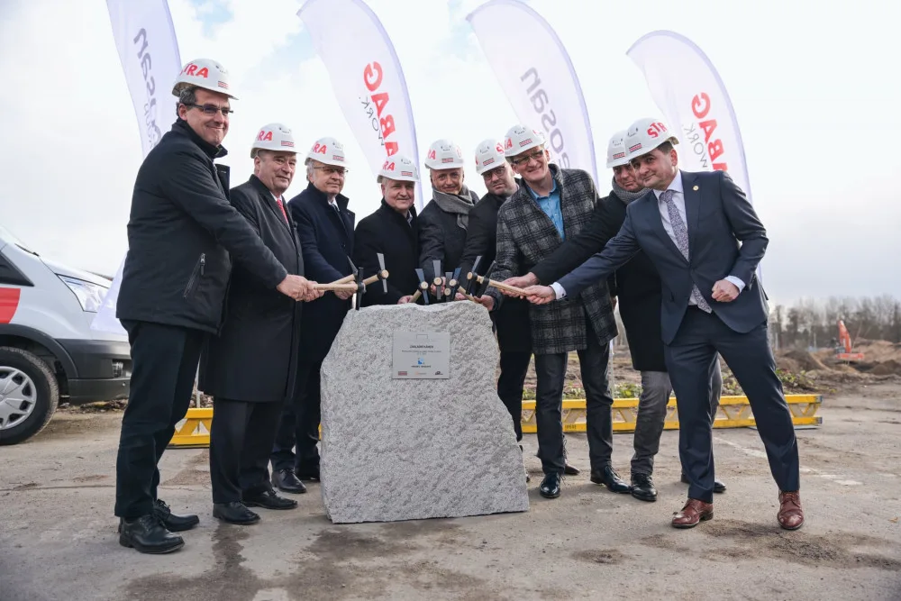 Dnes začala stavba nového fotbalového stadionu v Hradci Králové. První změny uvidí lidé v březnu