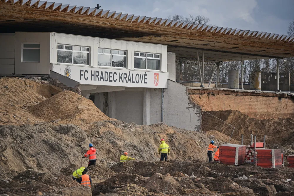Dnes začala stavba nového fotbalového stadionu v Hradci Králové. První změny uvidí lidé v březnu