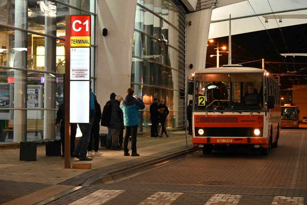 V Hradci Králové vyjel dvojkový autobus. 22. 2. 2022 ve 22:02 nastoupilo několik desítek cestujících