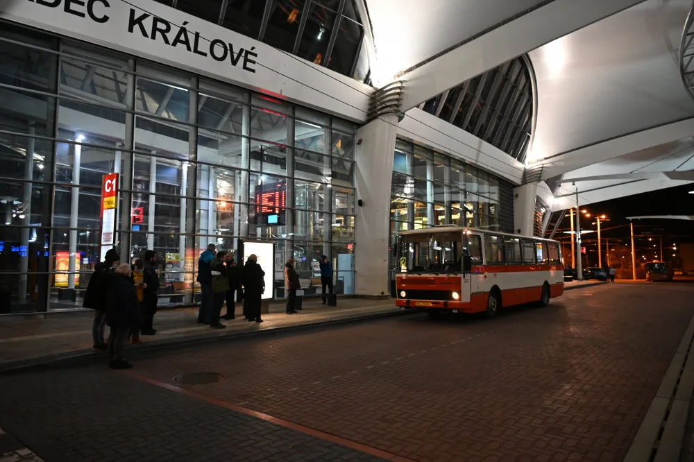V Hradci Králové vyjel dvojkový autobus. 22. 2. 2022 ve 22:02 nastoupilo několik desítek cestujících
