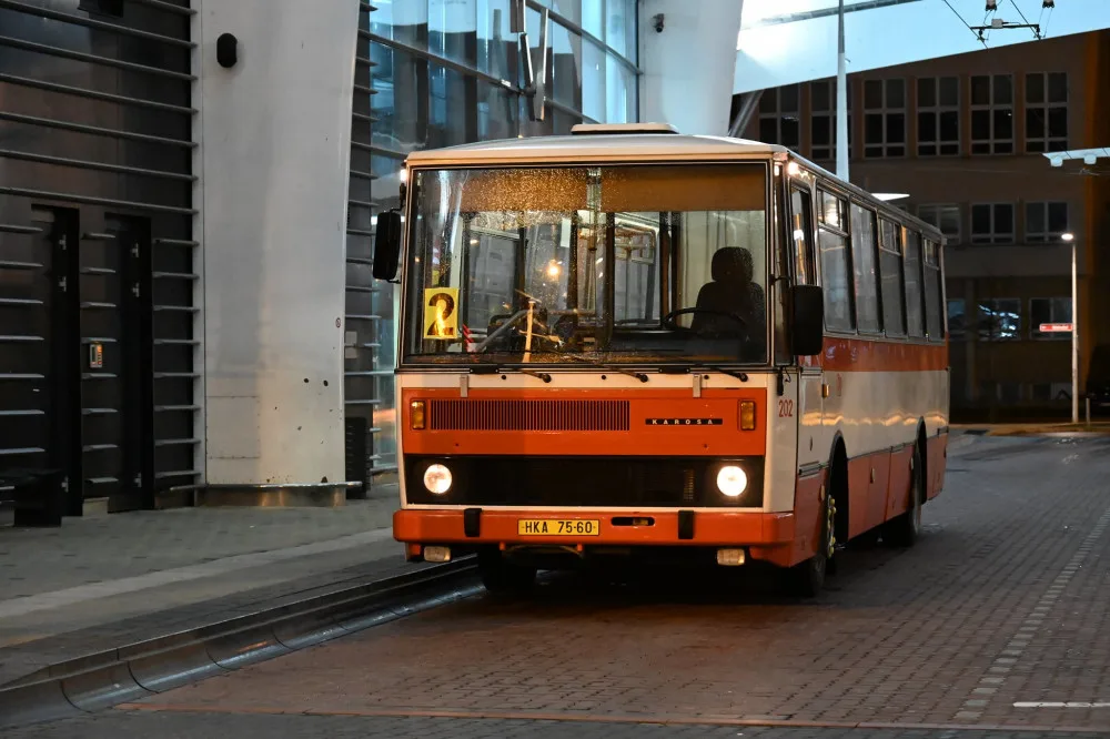 V Hradci Králové vyjel dvojkový autobus. 22. 2. 2022 ve 22:02 nastoupilo několik desítek cestujících