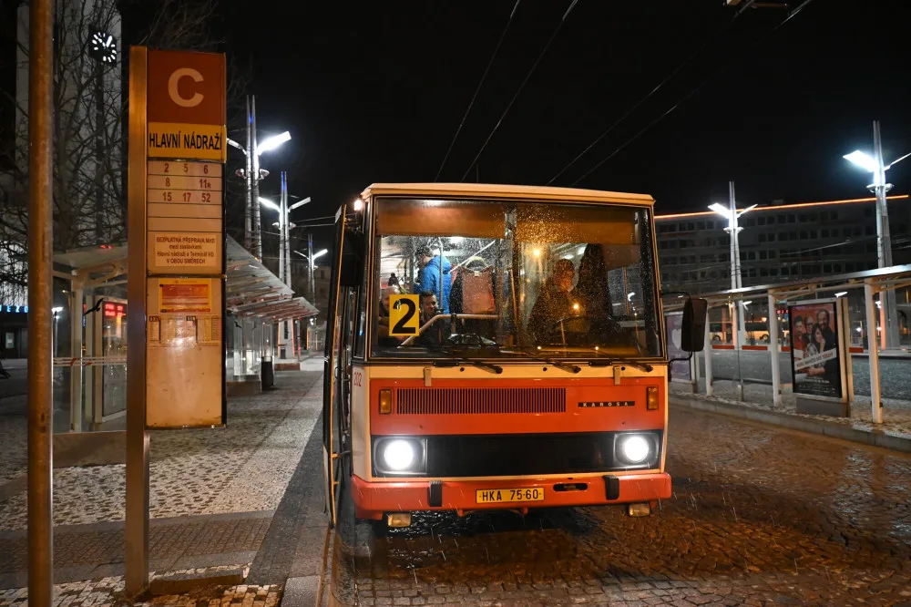 V Hradci Králové vyjel dvojkový autobus. 22. 2. 2022 ve 22:02 nastoupilo několik desítek cestujících