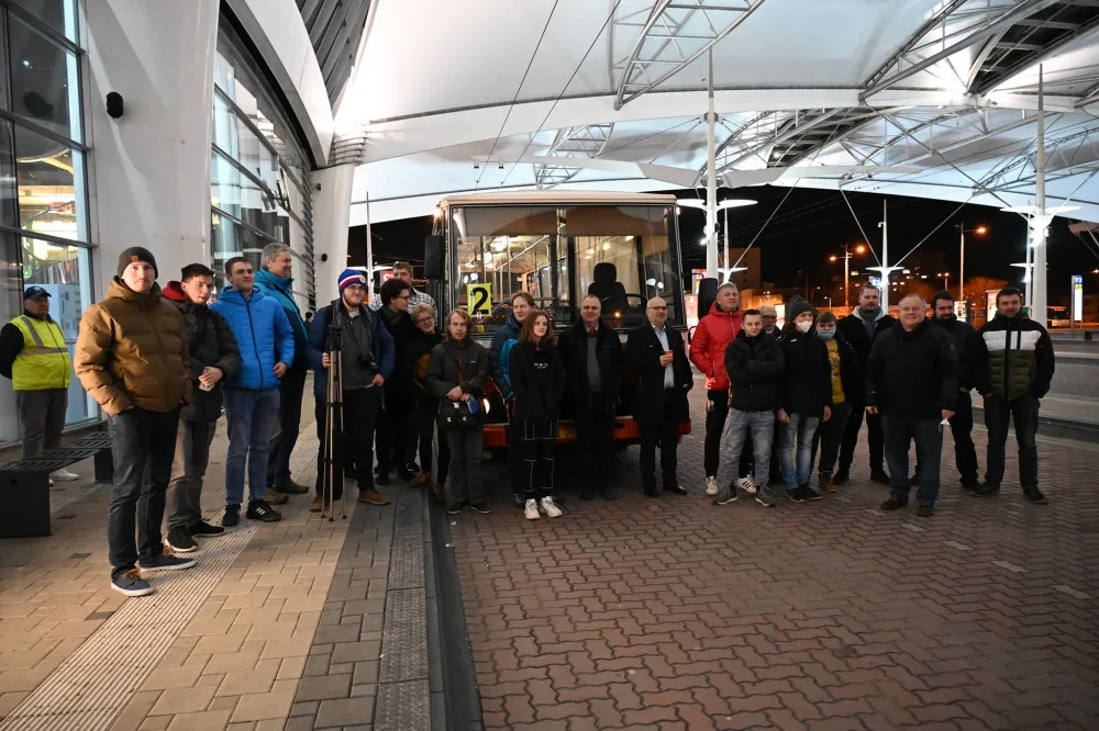 V Hradci Králové vyjel dvojkový autobus. 22. 2. 2022 ve 22:02 nastoupilo několik desítek cestujících