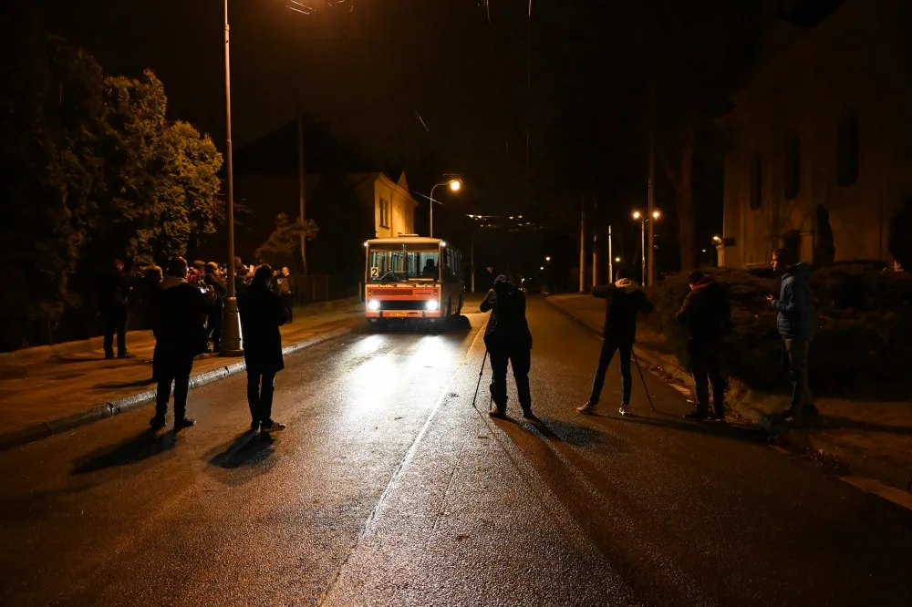 V Hradci Králové vyjel dvojkový autobus. 22. 2. 2022 ve 22:02 nastoupilo několik desítek cestujících