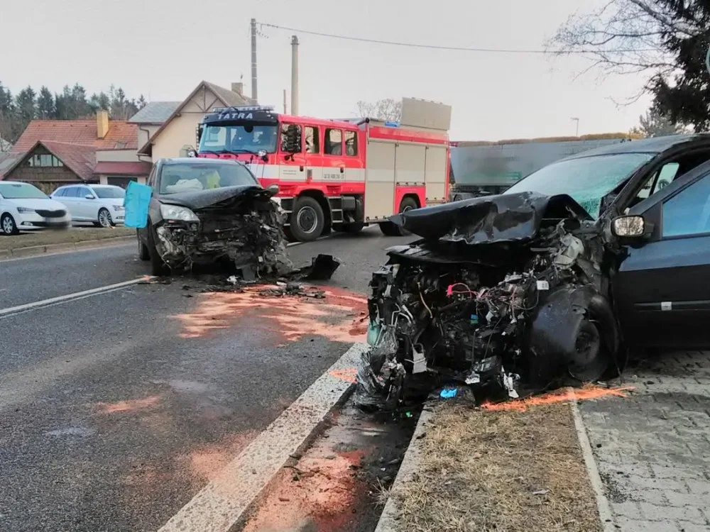 Čelní střet dvou aut zastavil dopravu v Nové Pace. Oba řidiči skončili v nemocnici