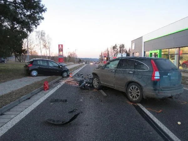 Čelní střet dvou aut zastavil dopravu v Nové Pace. Oba řidiči skončili v nemocnici