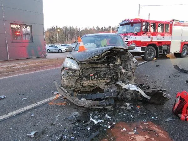 Čelní střet dvou aut zastavil dopravu v Nové Pace. Oba řidiči skončili v nemocnici