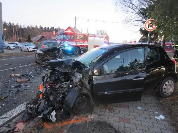 Čelní střet dvou aut zastavil dopravu v Nové Pace. Oba řidiči skončili v nemocnici