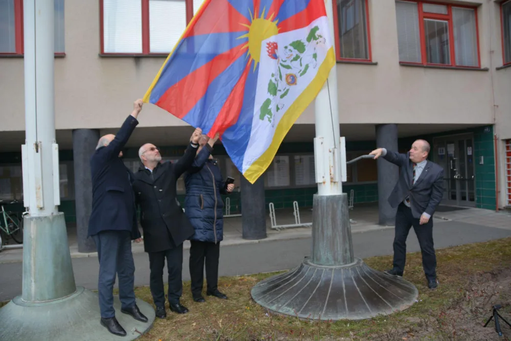 Hradec Králové vyvěsil Tibetskou vlajku. Přidala se i další města v kraji