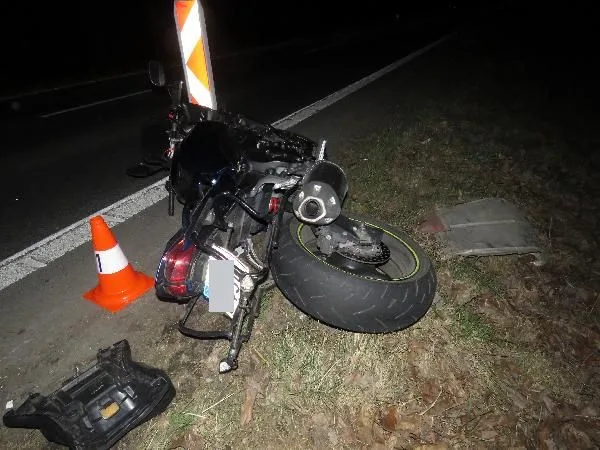 Motorkář nezvládl svoji motorku. Spadl přímo pod kola protijedoucího vozu