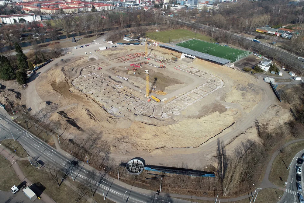 Z ptačí perspektivy dostává stadion v Hradci Králové konkrétní tvary
