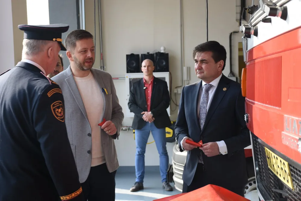 KACPU v Hradci Králové navštívil Vít Rakušan. Centrum už odbavilo přes osm tisíc uprchlíků