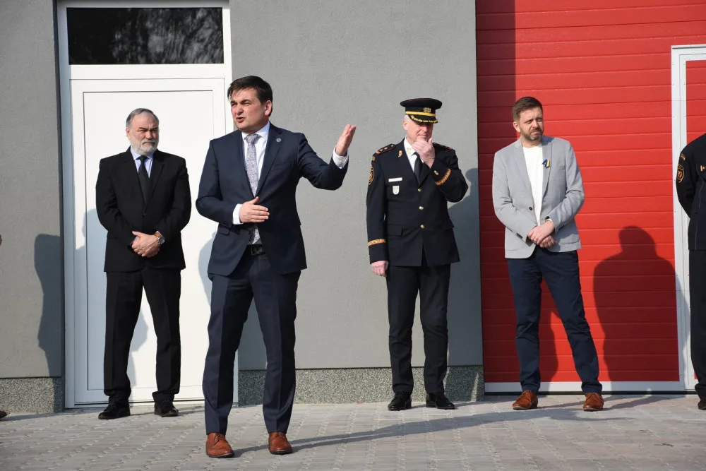 KACPU v Hradci Králové navštívil Vít Rakušan. Centrum už odbavilo přes osm tisíc uprchlíků