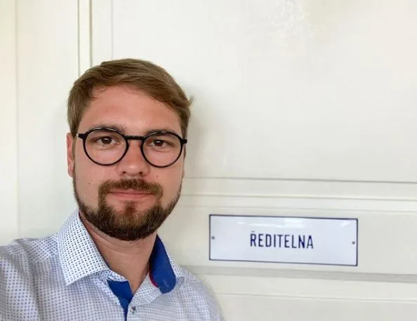 Sedět na dvou židlích zároveň moc dobře nelze. Poslanec Havel jako ředitel hradeckého gymnázia končí
