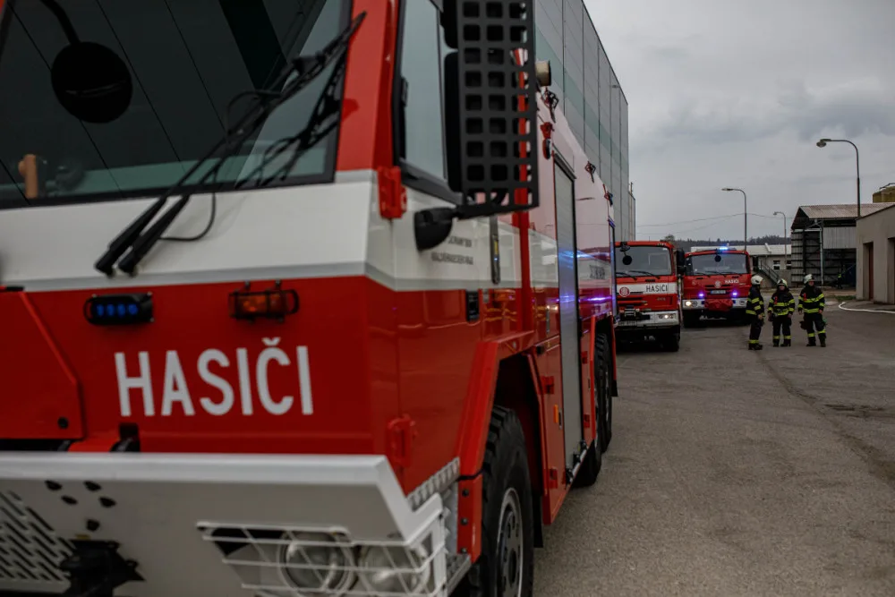 Silo plné řepky v Dobrušce zachvátil požár. Na místě zasahovalo pět jednotek hasičů