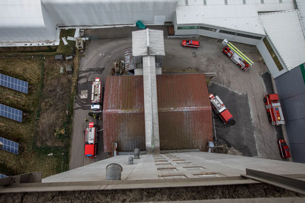 Silo plné řepky v Dobrušce zachvátil požár. Na místě zasahovalo pět jednotek hasičů