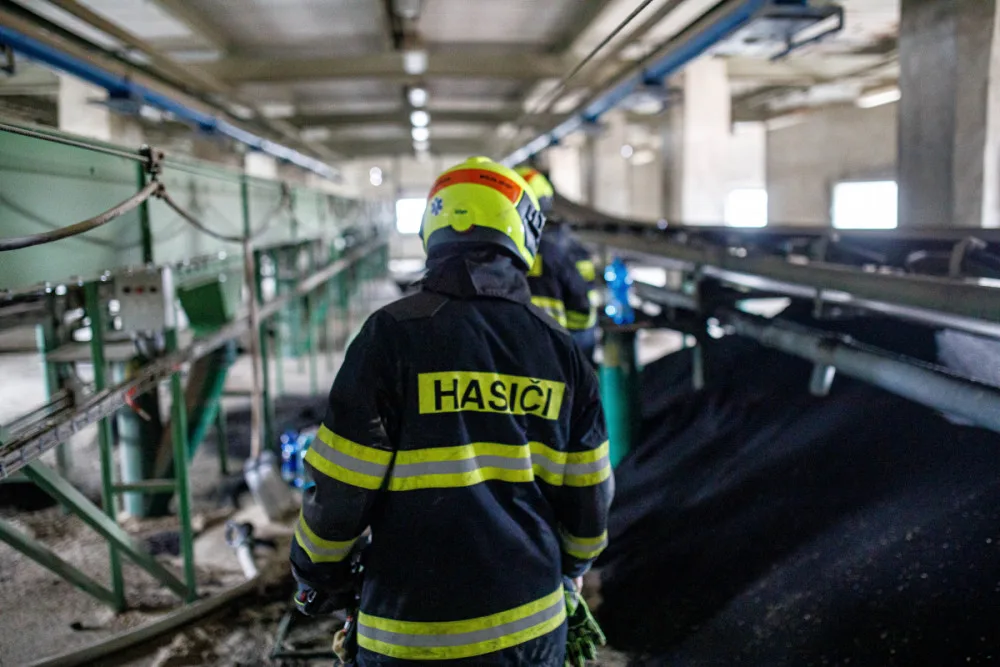 Silo plné řepky v Dobrušce zachvátil požár. Na místě zasahovalo pět jednotek hasičů