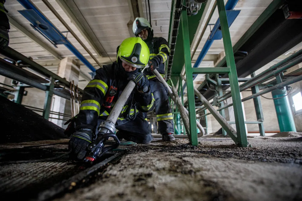 Silo plné řepky v Dobrušce zachvátil požár. Na místě zasahovalo pět jednotek hasičů