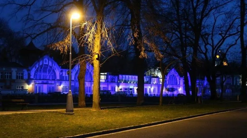 Hučák v Hradci Králové bude dnes večer svítit modře. Přidává se ke kampani Česko svítit modře