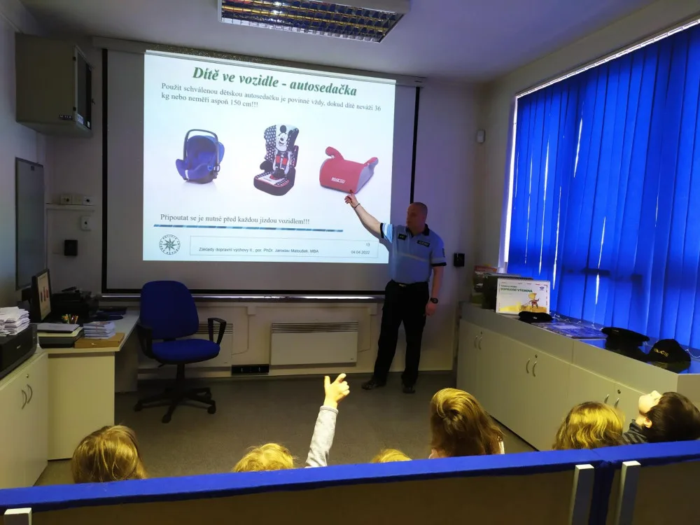 Zebra se za tebe nerozhlédne. Preventivní projekt učí děti jak se chovat v provozu