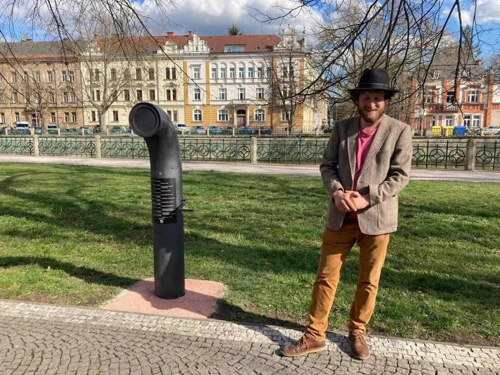 Hradec Králové má svůj Poesiomat. Přehraje R.U.R., hokejové fanoušky i písničkáře Horáka