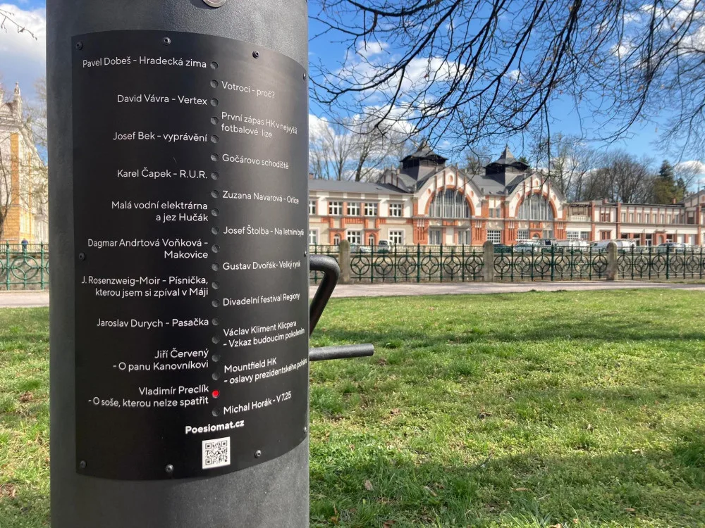 Hradec Králové má svůj Poesiomat. Přehraje R.U.R., hokejové fanoušky i písničkáře Horáka