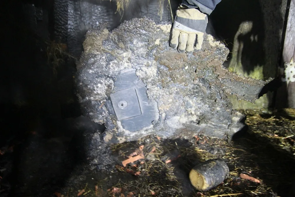 Popel do plastové popelnice nepatří. Požár poničil dům v Dobrušce